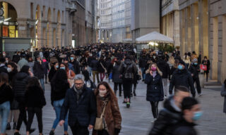 + Folla in centro a Milano, assembramenti ai Navigli + Folla in Duomo la domenica pomeriggio ultimo giorno di zona arancione a Milano, 31 Gennaio 2021. Ansa/Matteo Corner