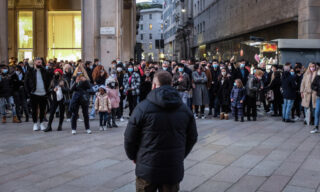 + Folla in centro a Milano, assembramenti ai Navigli + Folla in Duomo la domenica pomeriggio ultimo giorno di zona arancione a Milano, 31 Gennaio 2021. Ansa/Matteo Corner