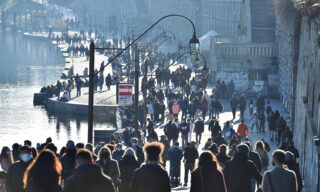 Covid: folla in centro a Torina Folla nei parchi e nelle vie del centro di Torino, 31 gennaio 2021. ANSA/ALESSANDRO DI MARCO