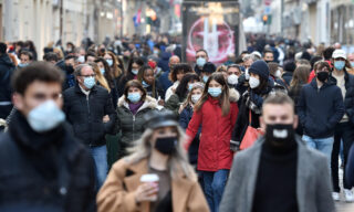 Covid: folla in centro a Torina Folla nei parchi e nelle vie del centro di Torino, 31 gennaio 2021. ANSA/ALESSANDRO DI MARCO