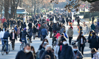 Covid: folla in centro a Torina Folla nei parchi e nelle vie del centro di Torino, 31 gennaio 2021. ANSA/ALESSANDRO DI MARCO