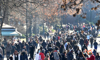 Covid: folla in centro a Torina Folla nei parchi e nelle vie del centro di Torino, 31 gennaio 2021. ANSA/ALESSANDRO DI MARCO