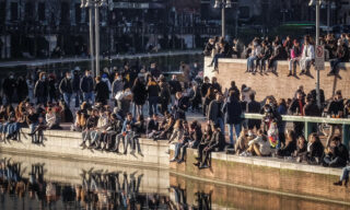 >>>ANSA/ FEBBRE GIALLA, ASSEMBRAMENTI NELLE ULTIME ORE ARANCIONI Crowd in the Darsena area, Milan, 31 January, 2021. From tomorrow, Milan and Lombardy enter the yellow zone with the lowest level of restrictions. ANSA / MATTEO CORNER
