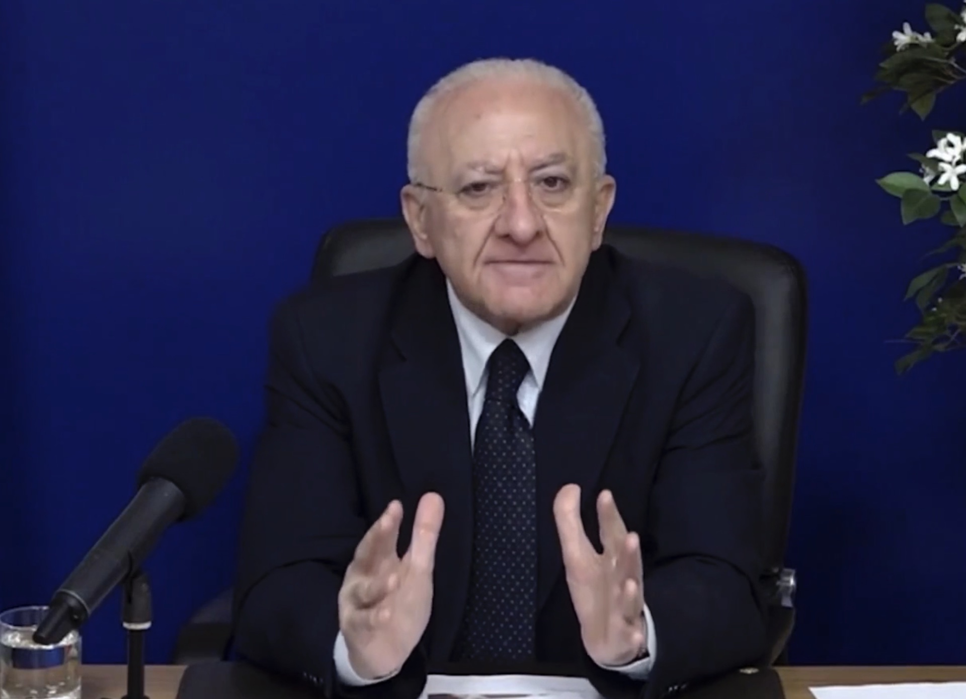 Coronavirus, De Luca punta in alto: «Campania prima regione d’Europa fuori dall’epidemia» – Il video Coronavirus, De Luca punta in alto: «Campania prima regione d’Europa fuori dall’epidemia» – Il video