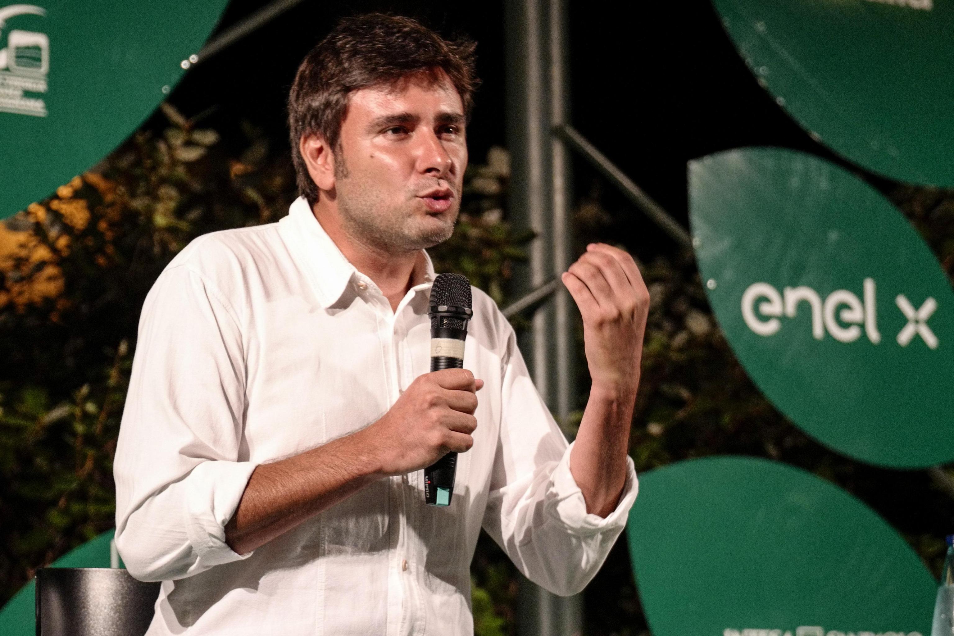 Disposti a tutto pur di evitare Renzi, Di Battista apre ai «costruttori»: esclusi gli Udc, si guarda a Forza Italia. O al voto Disposti a tutto pur di evitare Renzi, Di Battista apre ai «costruttori»: esclusi gli Udc, si guarda a Forza Italia. O al voto