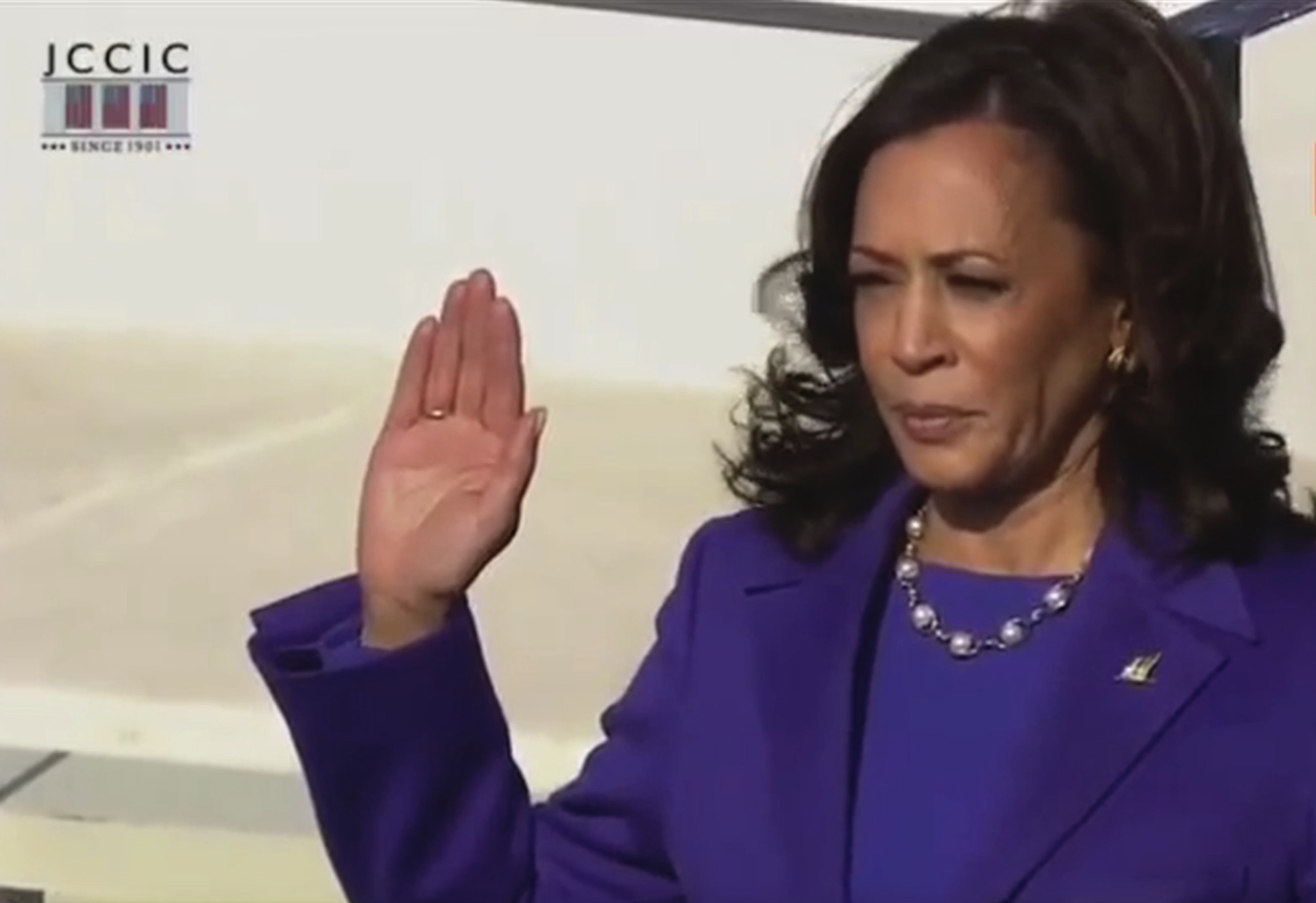 Kamala Harris entra nella storia. Il giuramento della prima donna vice presidente Usa – Il video Kamala Harris entra nella storia. Il giuramento della prima donna vice presidente Usa – Il video