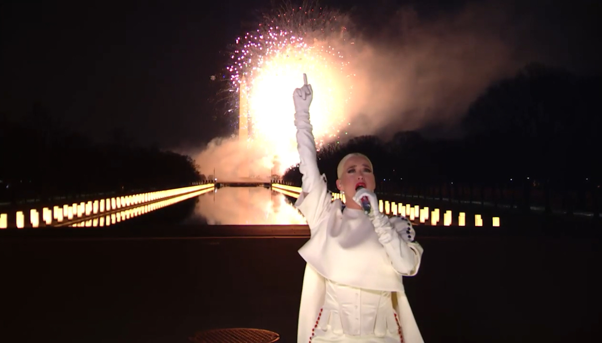 Katy Perry torna in tv con un look inedito: la GIF fa impazzire i fan Katy Perry torna in tv con un look inedito: la GIF fa impazzire i fan