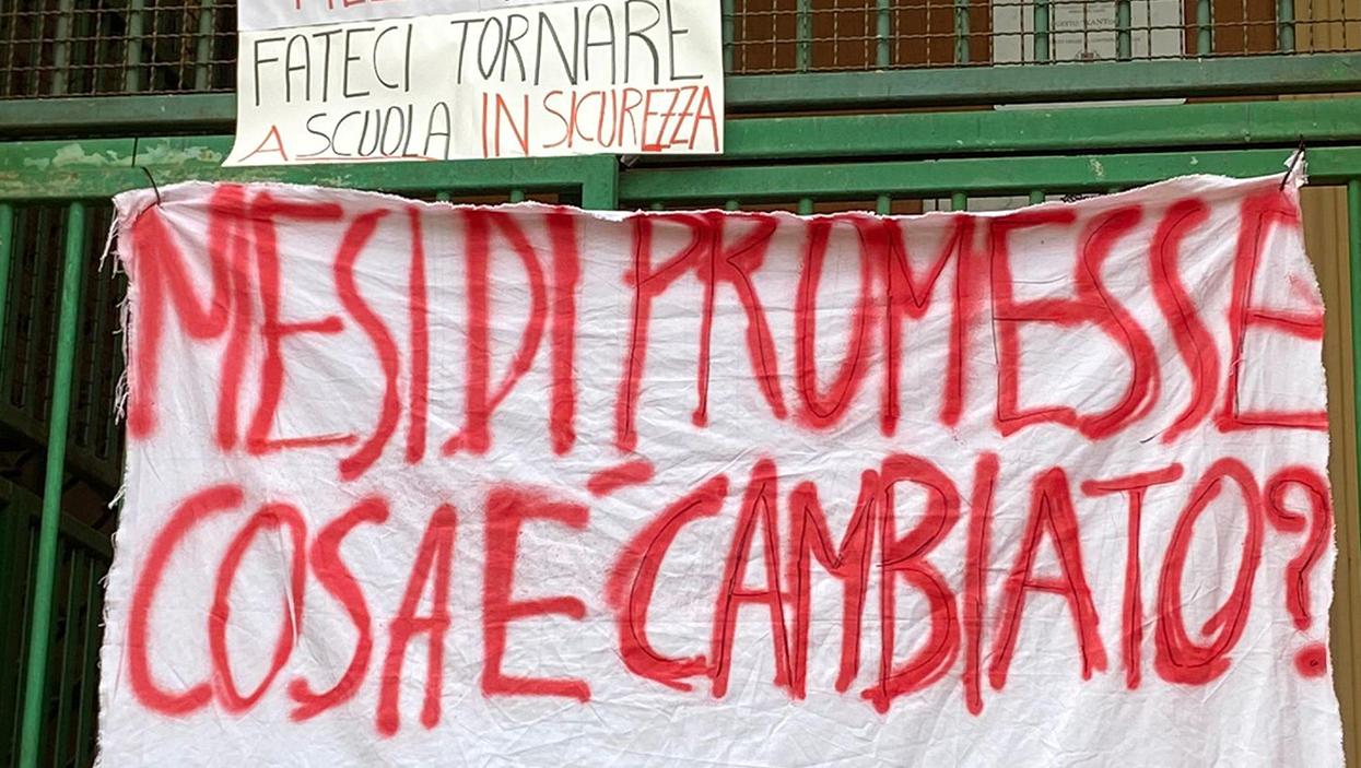 Roma, nervi tesi al liceo Kant: la polizia blocca uno studente che voleva chiudere la scuola con un lucchetto – Il video Roma, nervi tesi al liceo Kant: la polizia blocca uno studente che voleva chiudere la scuola con un lucchetto – Il video