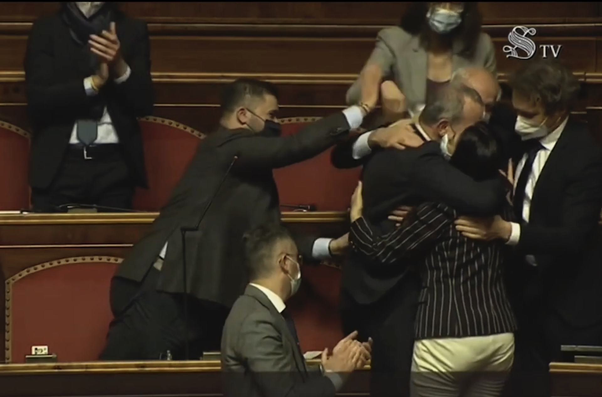 La festa al Senato per la fiducia alla faccia della Covid, il grillino Licheri bacia e abbraccia tutti – Video La festa al Senato per la fiducia alla faccia della Covid, il grillino Licheri bacia e abbraccia tutti – Video