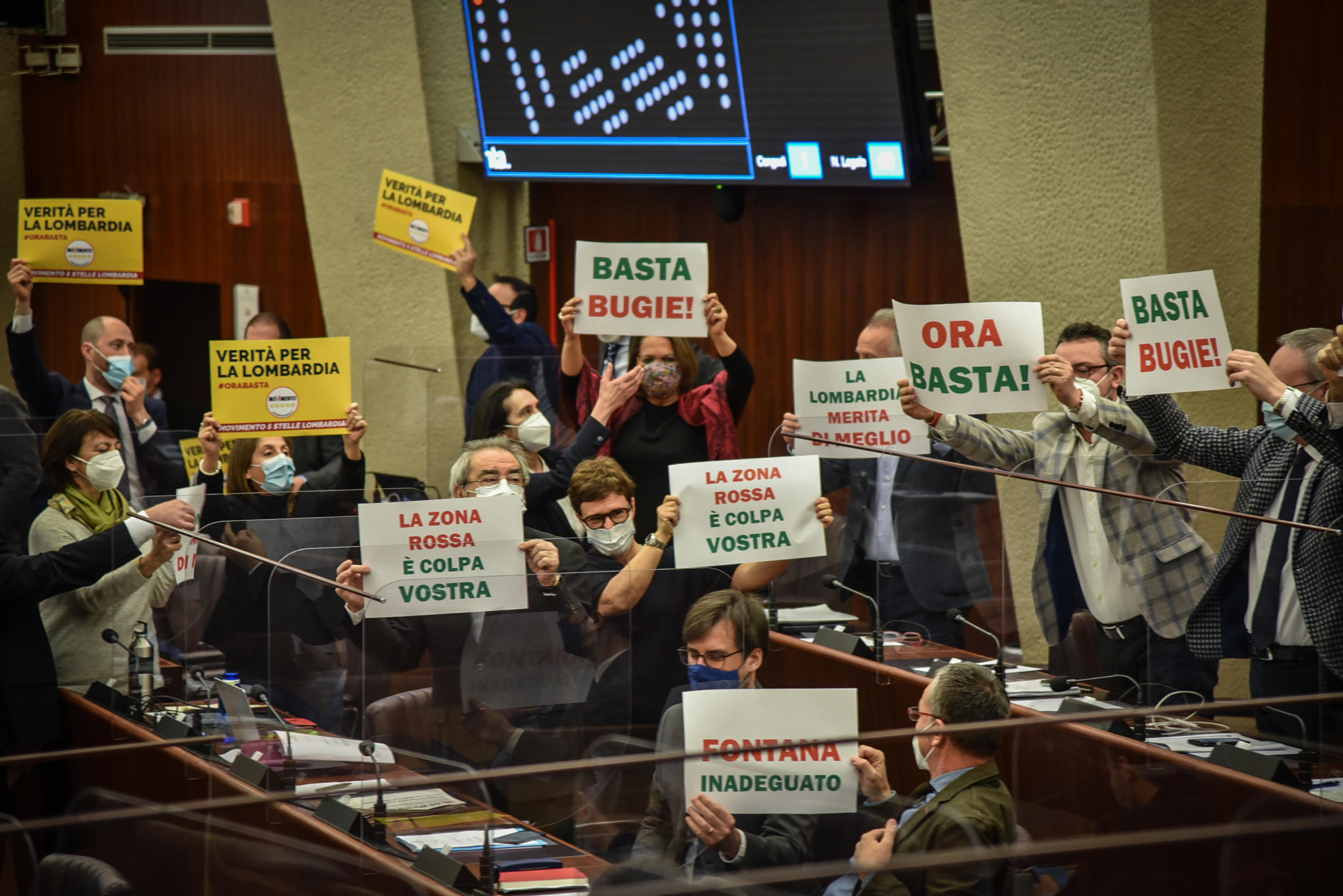 Lombardia rossa per errore, nuova bagarre al Pirellone. A Fontana regalano un pallottoliere. Lui si difende: «Su di noi solo fake news» Lombardia rossa per errore, nuova bagarre al Pirellone. A Fontana regalano un pallottoliere. Lui si difende: «Su di noi solo fake news»