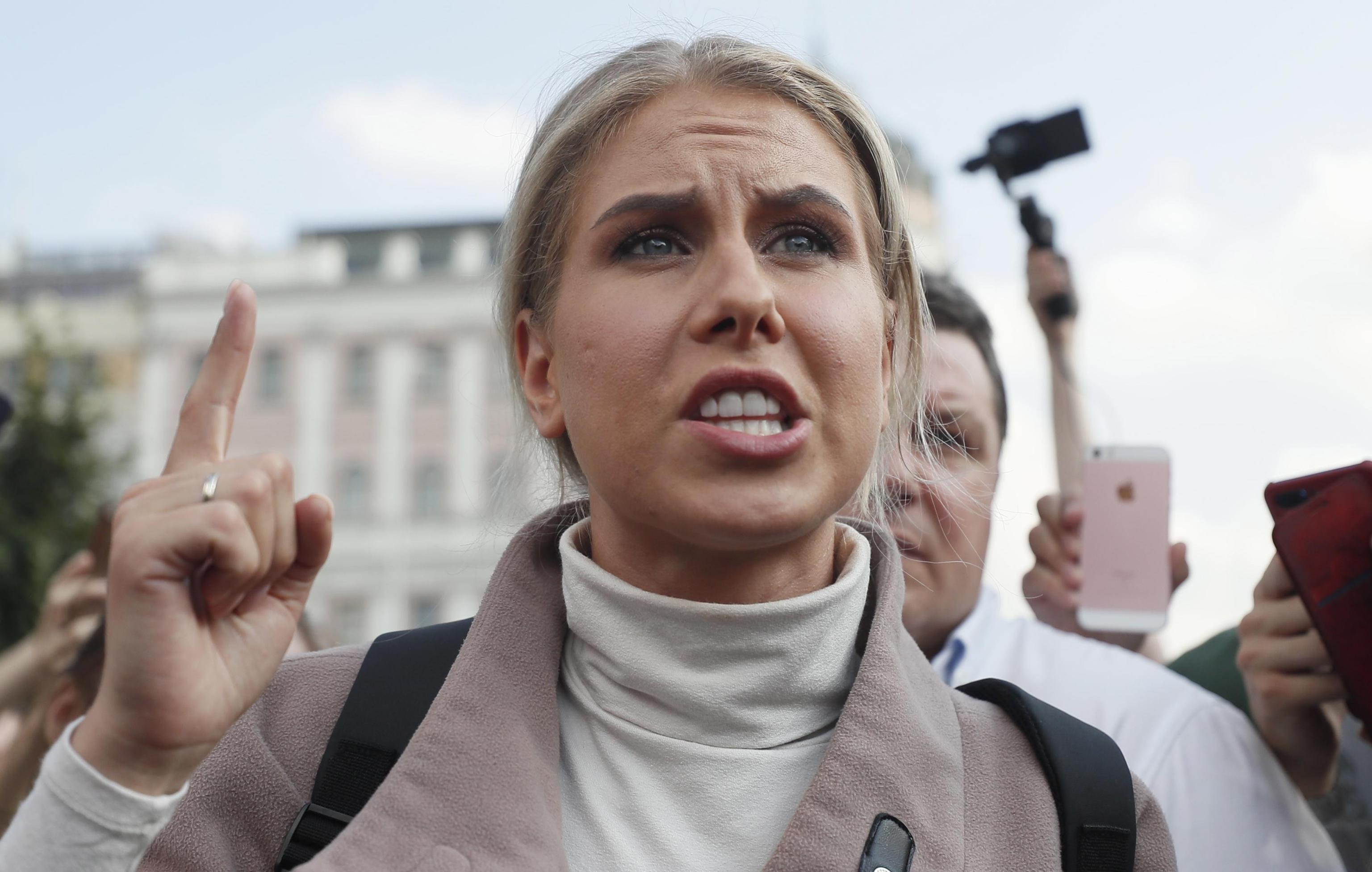 Lyubov Sobol, avvocatessa di Navalny, trascinata via dalla polizia mentre parlava con i giornalisti Lyubov Sobol, avvocatessa di Navalny, trascinata via dalla polizia mentre parlava con i giornalisti