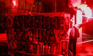 La protesta fuori dalla sede dell'Ufficio scolastico territoriale a Milano La protesta fuori dalla sede dell'Ufficio scolastico territoriale a Milano