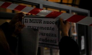 La protesta fuori dalla sede dell'Ufficio scolastico territoriale a Milano La protesta fuori dalla sede dell'Ufficio scolastico territoriale a Milano