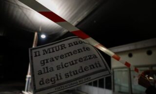 La protesta fuori dalla sede dell'Ufficio scolastico territoriale a Milano La protesta fuori dalla sede dell'Ufficio scolastico territoriale a Milano