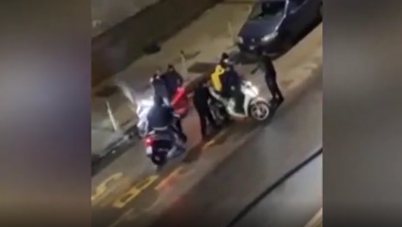 Rider rapinato a Napoli, fermati aggressori e scooter recuperato Rider rapinato a Napoli, fermati aggressori e scooter recuperato