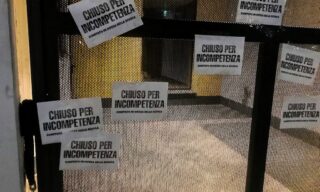 scuola-lombardia-dad-lucchetti01 Blitz notturno del Comitato in Difesa della Scuola che ha bloccato gli ingressi dell'Ufficio Scolastico Regionale della Lombardia con catene e lucchetti
