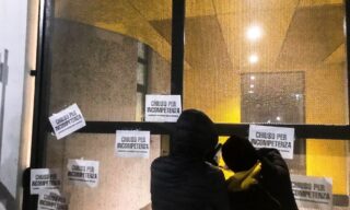scuola-lombardia-dad-lucchetti02 Blitz notturno del Comitato in Difesa della Scuola che ha bloccato gli ingressi dell'Ufficio Scolastico Regionale della Lombardia con catene e lucchetti
