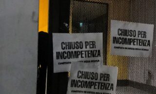 scuola-lombardia-dad-lucchetti03 Blitz notturno del Comitato in Difesa della Scuola che ha bloccato gli ingressi dell'Ufficio Scolastico Regionale della Lombardia con catene e lucchetti