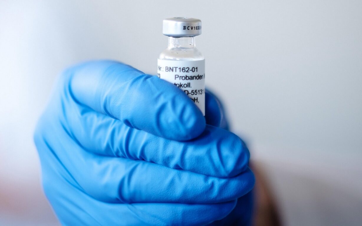 Coronavirus, Sileri: «Il vaccino per gli over 80 slitta di 4 settimane, di 8 settimane per gli altri». Arcuri: «La prossima settimana 20% di fiale in meno» Coronavirus, Sileri: «Il vaccino per gli over 80 slitta di 4 settimane, di 8 settimane per gli altri». Arcuri: «La prossima settimana 20% di fiale in meno»