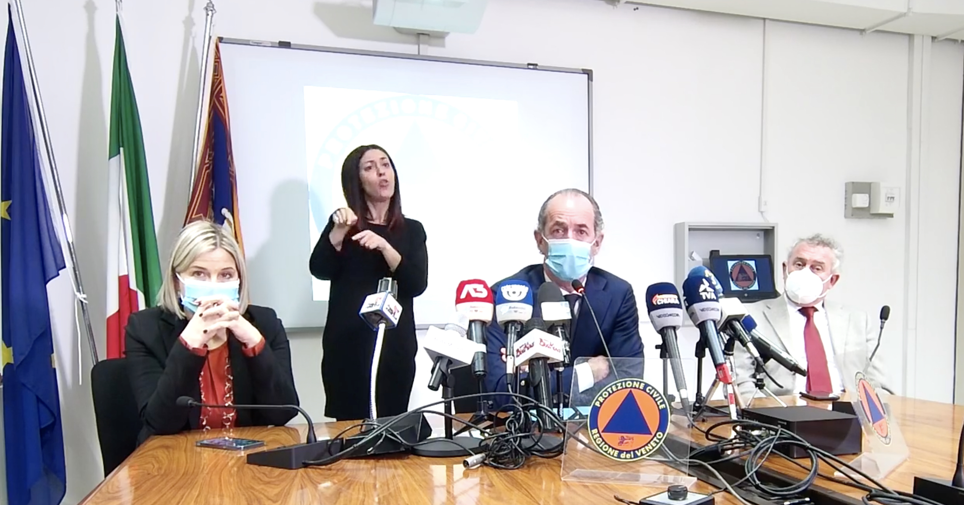 Coronavirus in Veneto, 1.359 nuovi positivi e 69 morti. Zaia: «La scuola è una forma di assembramento» – Il video Coronavirus in Veneto, 1.359 nuovi positivi e 69 morti. Zaia: «La scuola è una forma di assembramento» – Il video