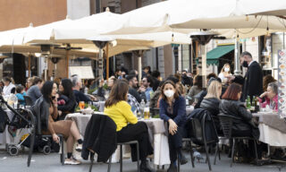 Primo weekend di riapertura dei ristoranti Tavolini dei ristoranti in piazza San Lorenzo in Lucina pieni per il primo weekend dove permesso consumare. Roma, 6 febbraio 2021. ANSA/CLAUDIO PERI