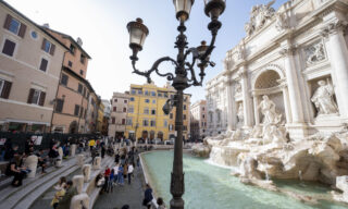 Tolti gli stalli a Fontana di Trevi e ridotti gli assembramenti Tolti gli stalli a Fontana di Trevi e ridotti gli assembramenti. Roma, 6 febbraio 2021. ANSA/CLAUDIO PERI