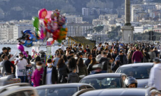 ITALY PANDEMIC CORONAVIRUS Folla sul lungomare Caracciolo Napoli dove, complice la bella giornata di sole, in migliaia si sono riversati per le vie del centro cittadino, 6 febbraio 2021
ANSA/CIRO FUSCO