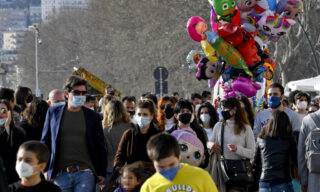 ITALY PANDEMIC CORONAVIRUS Folla sul lungomare Caracciolo Napoli dove, complice la bella giornata di sole, in migliaia si sono riversati per le vie del centro cittadino, 6 febbraio 2021
ANSA/CIRO FUSCO