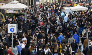 Napoli: migliaia in strade e sul lungomare,ristoranti pieni Folla in via Toledo a Napoli dove, complice la bella giornata di sole, in migliaia si sono riversati per le vie del centro cittadino, 6 febbraio 2021
ANSA/CIRO FUSCO