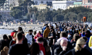 Napoli: migliaia in strade e sul lungomare,ristoranti pieni Folla sul lungomare Caracciolo Napoli dove, complice la bella giornata di sole, in migliaia si sono riversati per le vie del centro cittadino, 6 febbraio 2021
ANSA/CIRO FUSCO