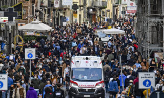 Napoli: migliaia in strade e sul lungomare,ristoranti pieni Folla in via Toledo a Napoli dove, complice la bella giornata di sole, in migliaia si sono riversati per le vie del centro cittadino, 6 febbraio 2021
ANSA/CIRO FUSCO