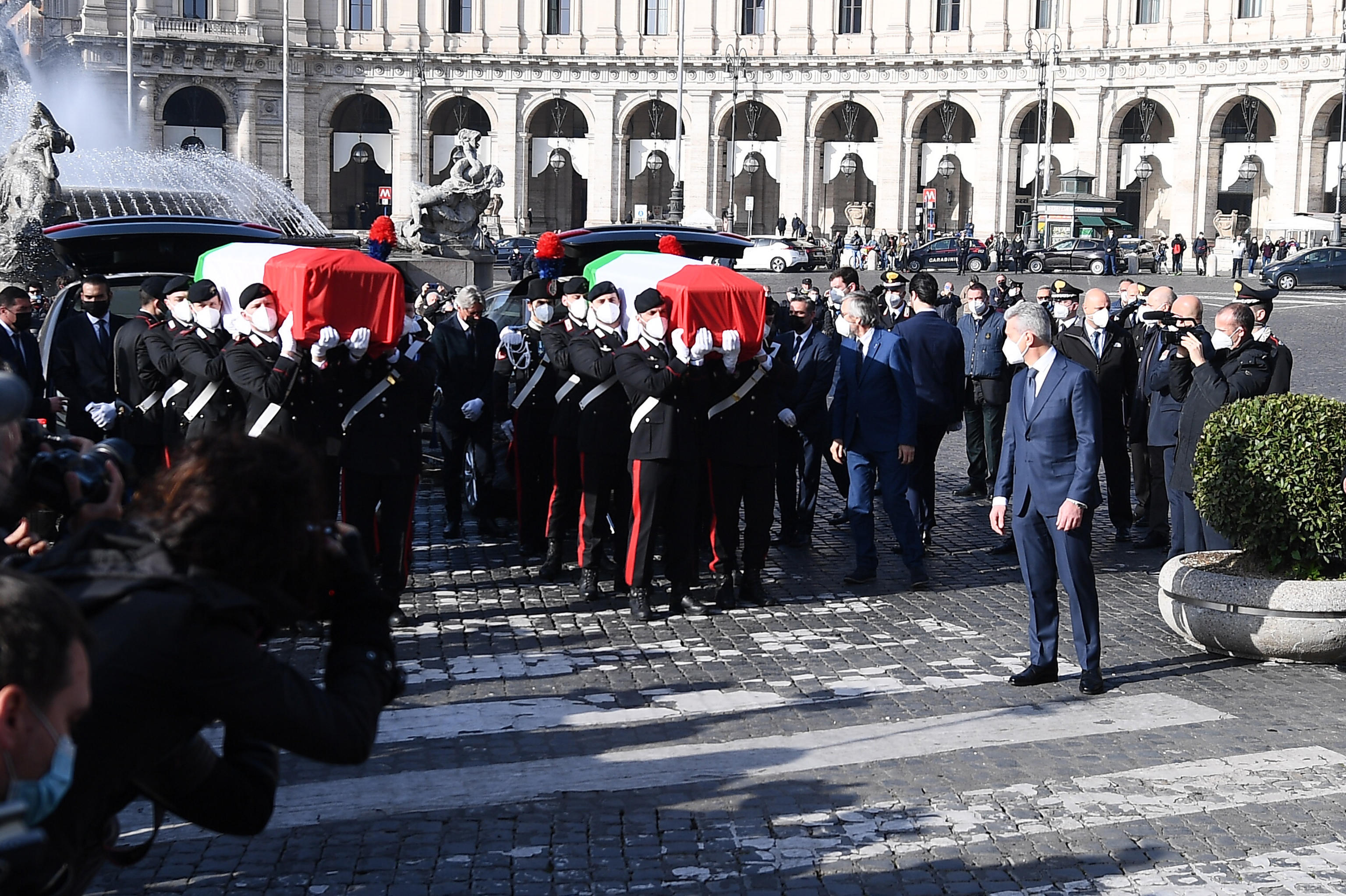 Agguato in Congo, i funerali di Stato di Attanasio e Iacovacci nella basilica romana di Santa Maria degli Angeli – Il video Agguato in Congo, i funerali di Stato di Attanasio e Iacovacci nella basilica romana di Santa Maria degli Angeli – Il video