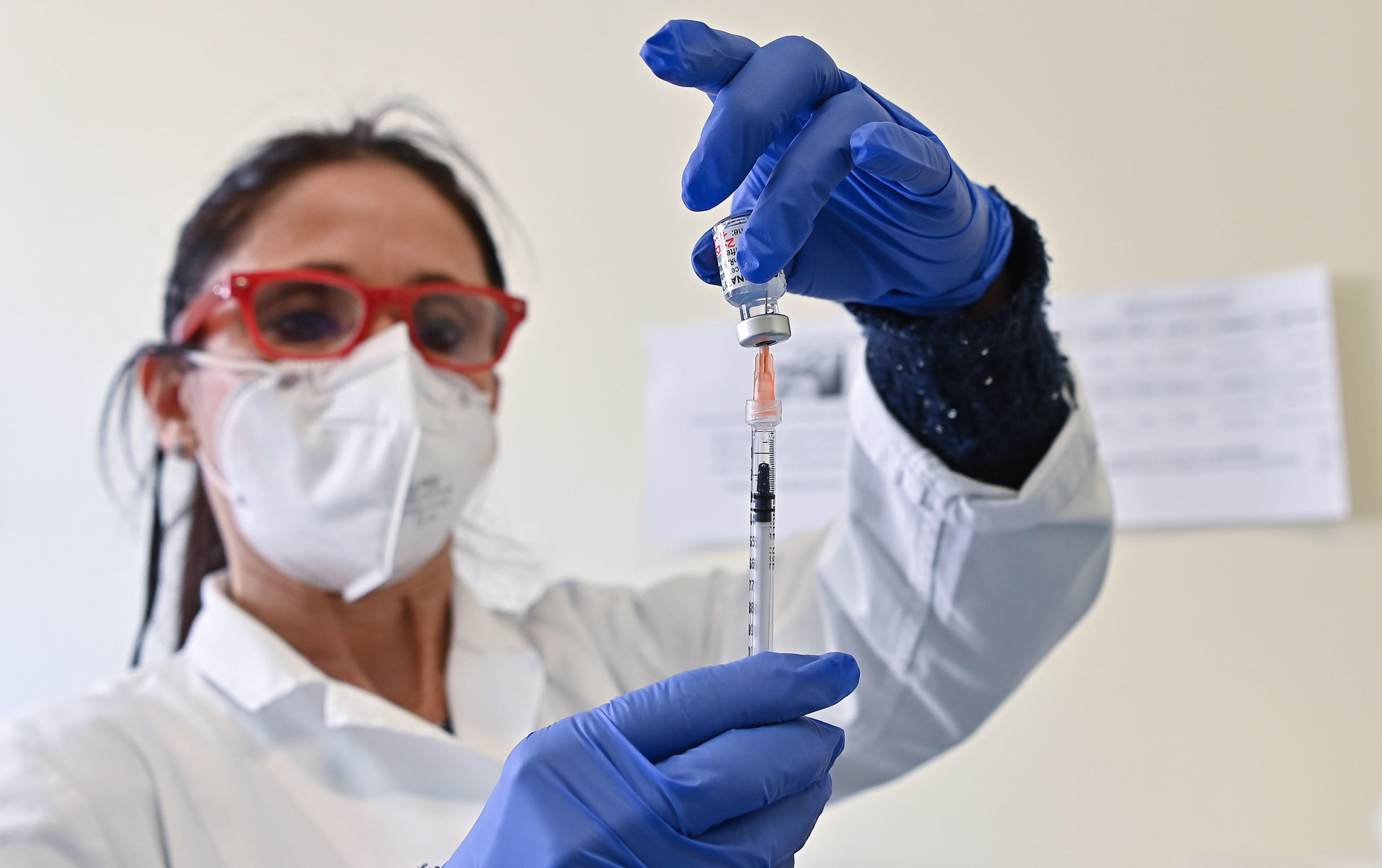 Verso il nuovo piano vaccini di Draghi: meno scorte, prime dosi per più persone. Obiettivo 600 mila iniezioni al giorno con la Protezione civile Verso il nuovo piano vaccini di Draghi: meno scorte, prime dosi per più persone. Obiettivo 600 mila iniezioni al giorno con la Protezione civile