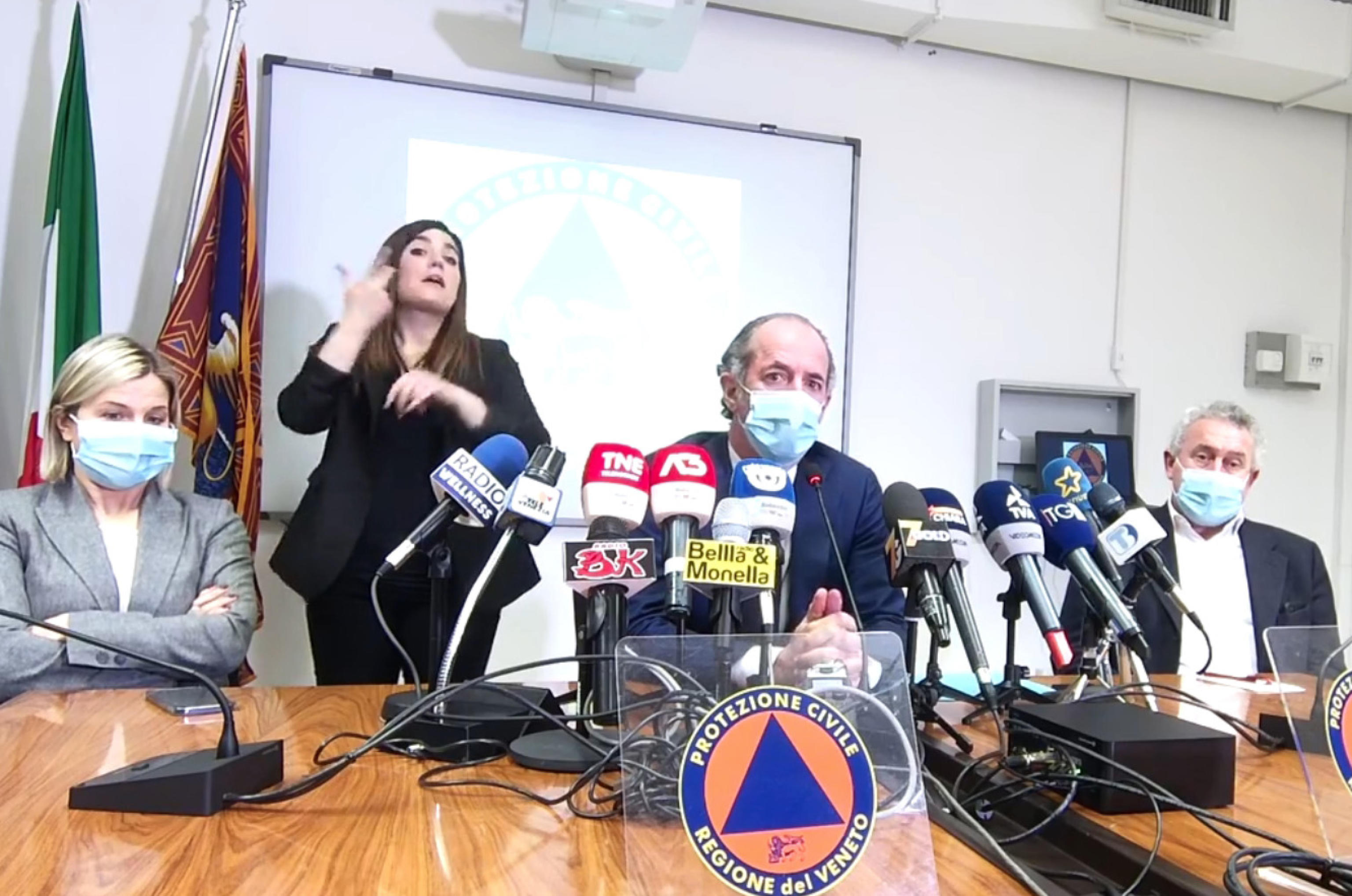 Coronavirus, in Veneto 17 decessi e aumento degli ingressi in terapia intensiva. Zaia: «Rischiamo la zona arancione» Coronavirus, in Veneto 17 decessi e aumento degli ingressi in terapia intensiva. Zaia: «Rischiamo la zona arancione»