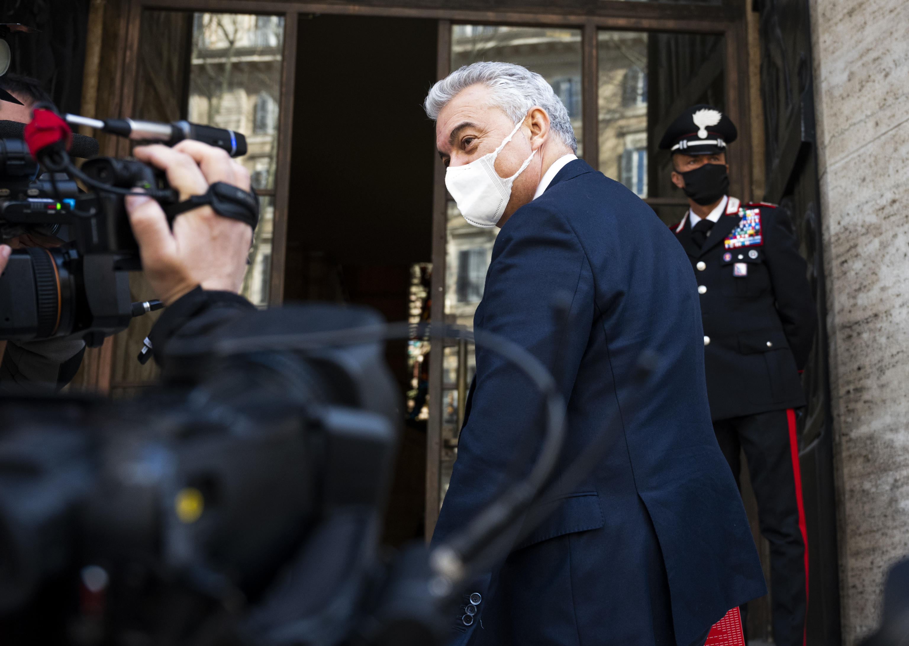 I ritardi sui vaccini, le Primule mai sbocciate, le accuse di conflitto di interesse: ecco perché è stato sotituito il super commissario Arcuri I ritardi sui vaccini, le Primule mai sbocciate, le accuse di conflitto di interesse: ecco perché è stato sotituito il super commissario Arcuri
