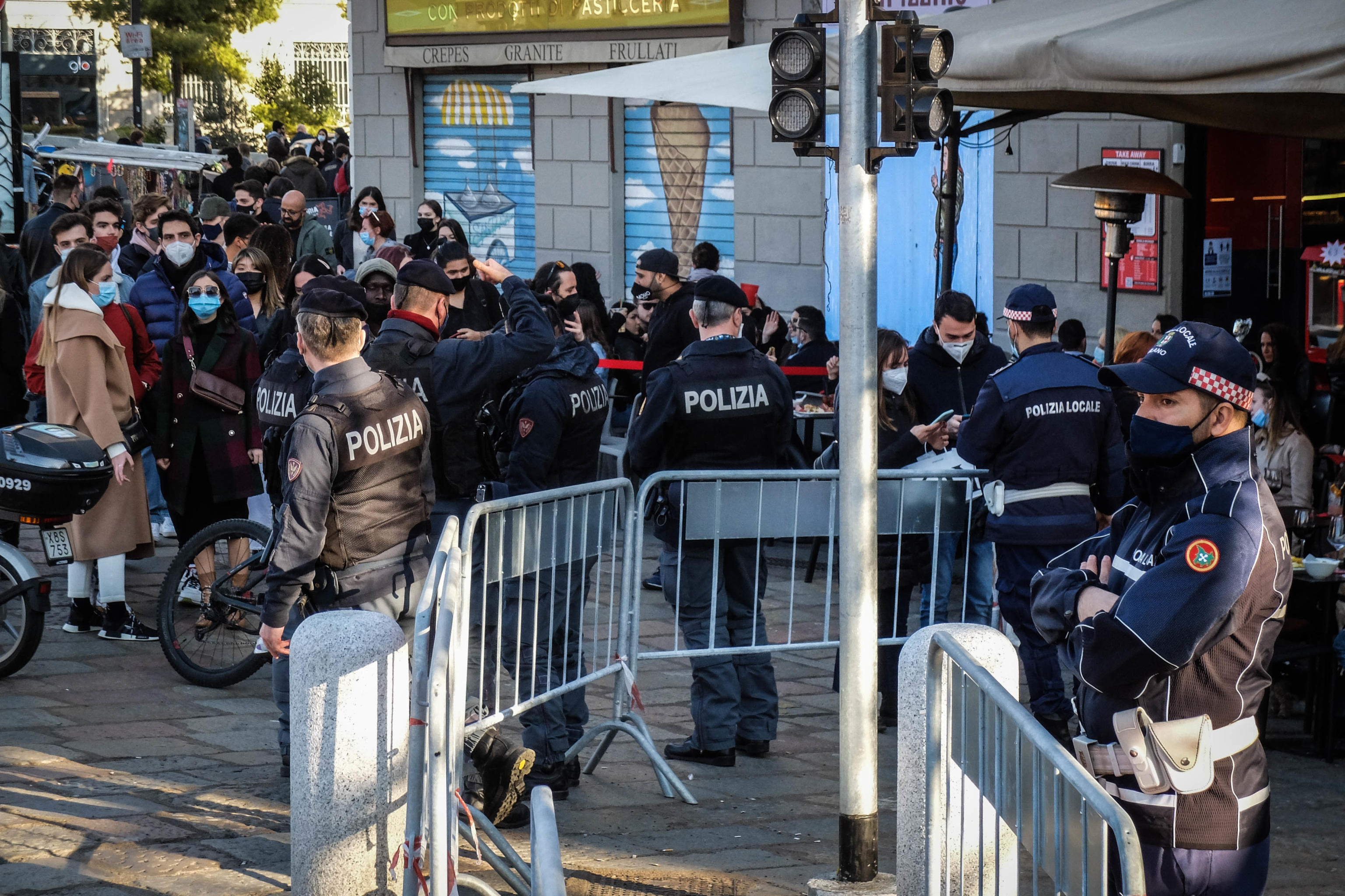 Galli: «Quelli sui Navigli sono sciagurati. Con la variante rischiano i giovani, stare distanti un metro e mezzo può non bastare» Galli: «Quelli sui Navigli sono sciagurati. Con la variante rischiano i giovani, stare distanti un metro e mezzo può non bastare»