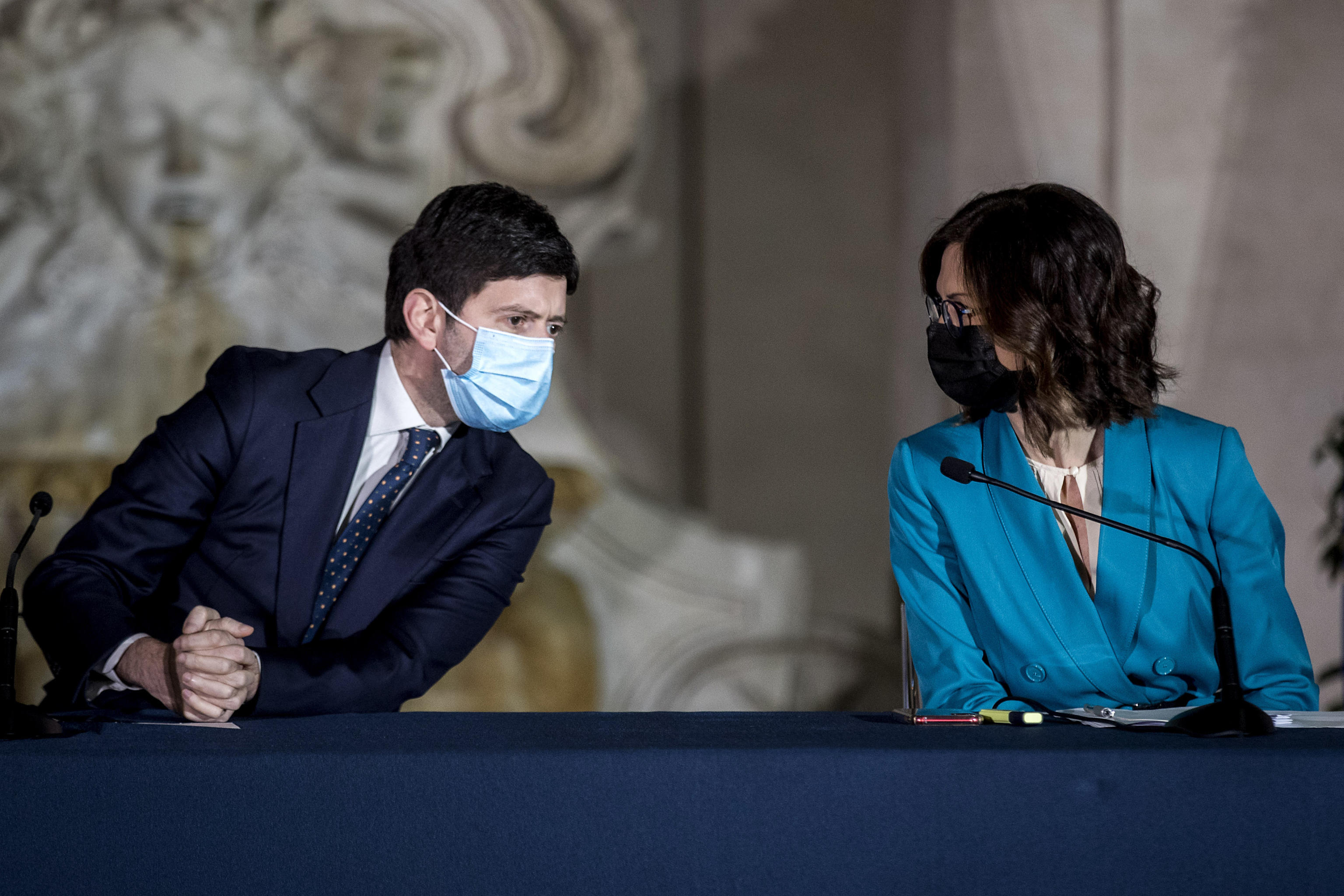 Coronavirus, il governo studia già nuove restrizioni: coprifuoco anticipato e altri limiti agli spostamenti. ...