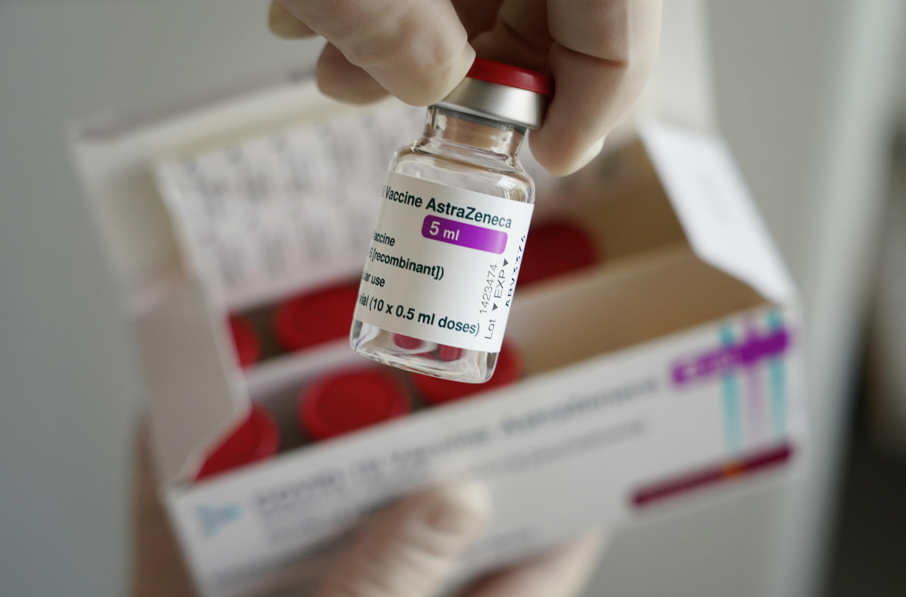 Coronavirus, la Germania cambia idea: via libera al vaccino di AstraZeneca anche per gli over 65 Coronavirus, la Germania cambia idea: via libera al vaccino di AstraZeneca anche per gli over 65