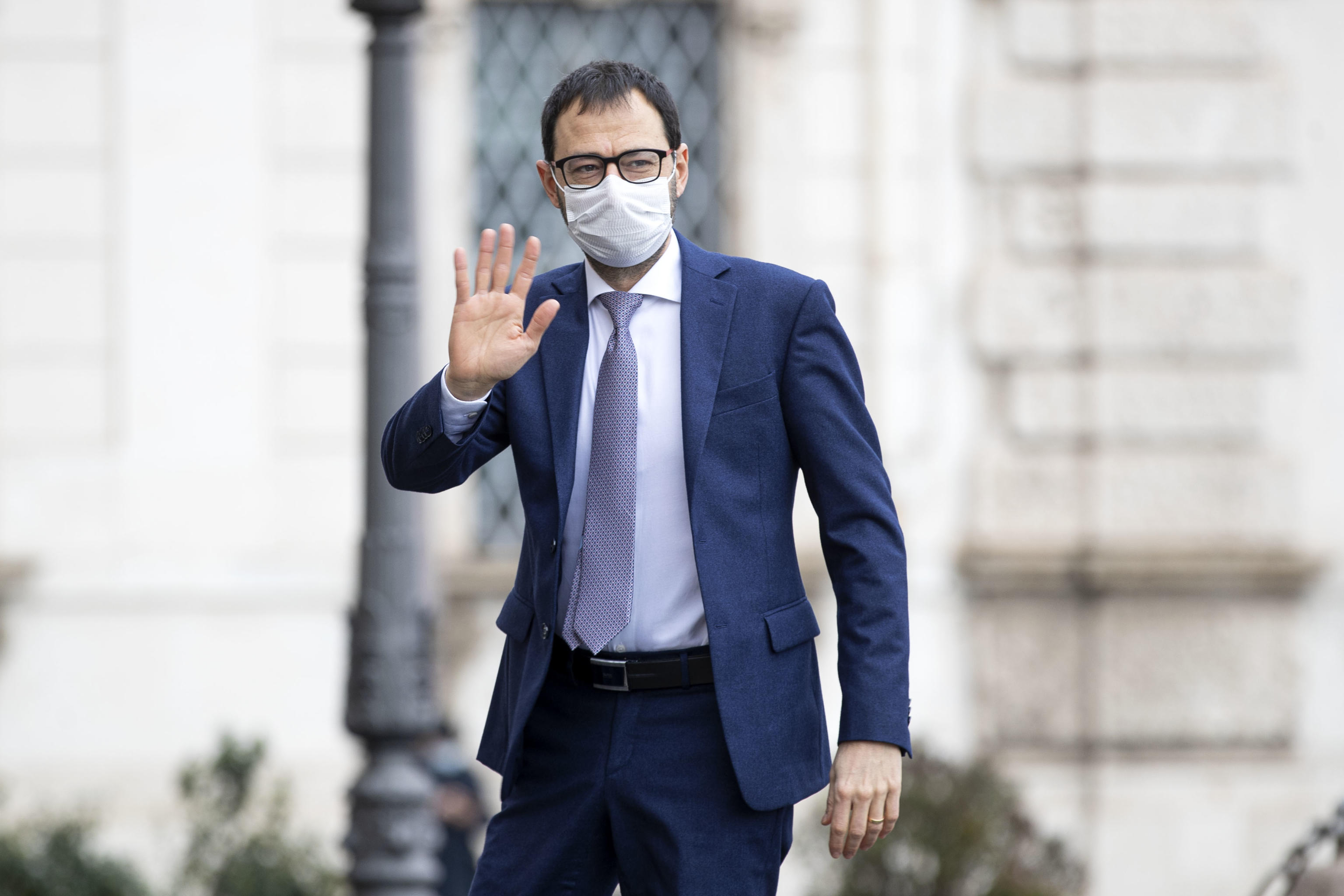 Patuanelli (M5s) rompe con Casaleggio: «Se vuole fare politica lo dica, le prospettive non coincidono» Patuanelli (M5s) rompe con Casaleggio: «Se vuole fare politica lo dica, le prospettive non coincidono»
