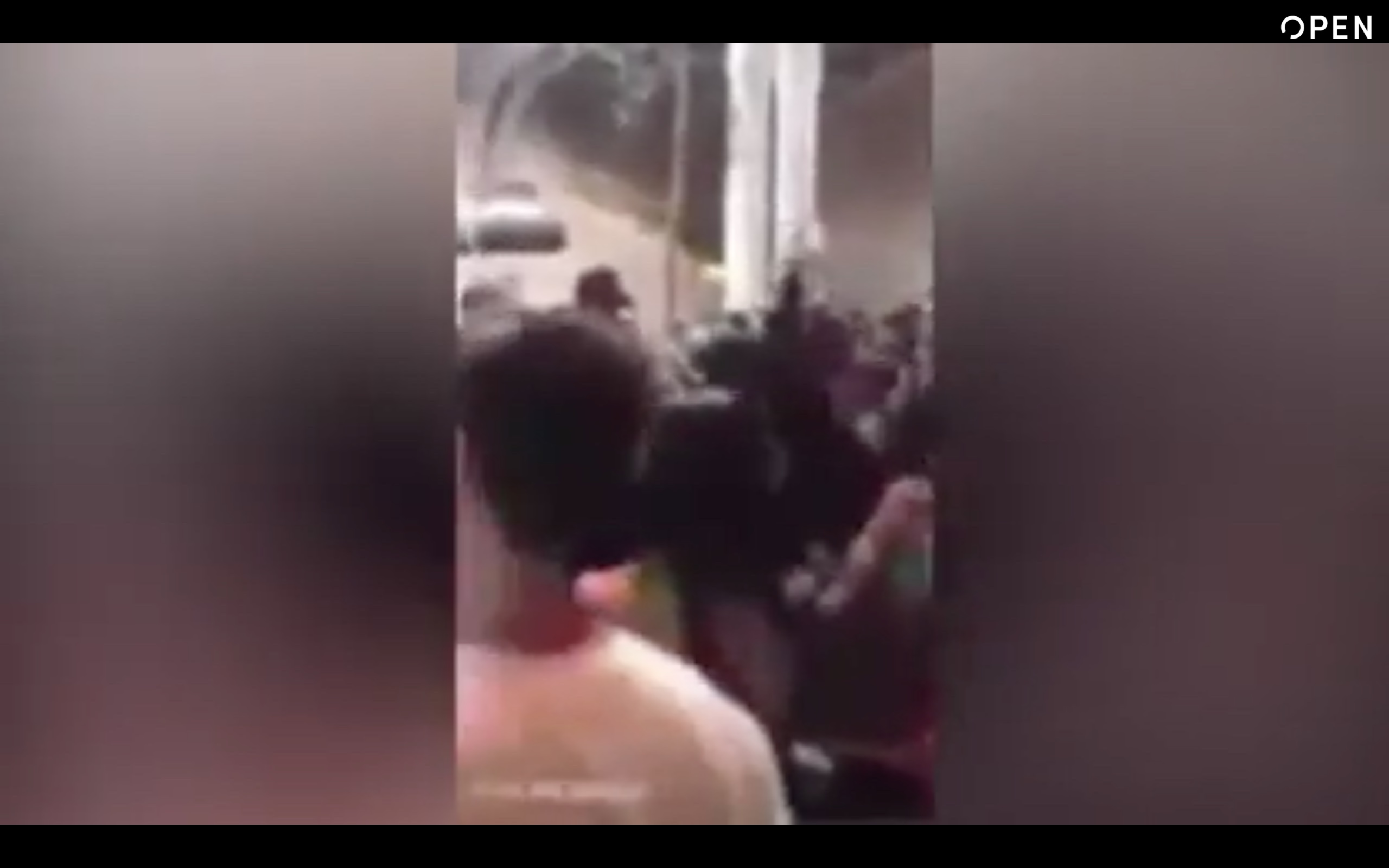 La festa clandestina in locale di Milano: tutti senza mascherina, c’è anche Belen (che poi cancella il video) La festa clandestina in locale di Milano: tutti senza mascherina, c’è anche Belen (che poi cancella il video)