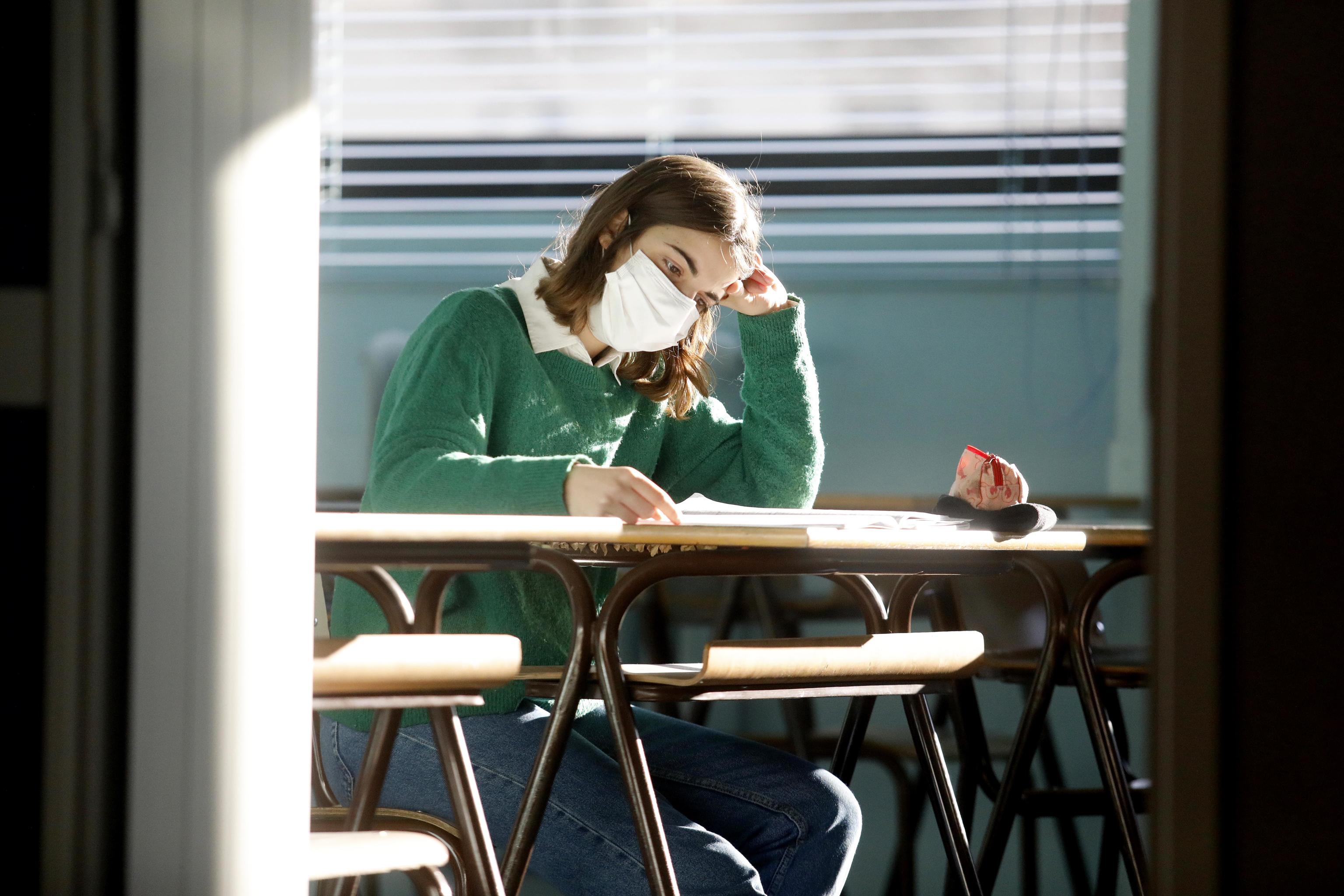 Dopo la Lombardia, si va verso la chiusura delle scuole in altre quattro regioni. 9 studenti italiani su 10 a rischio Dad Dopo la Lombardia, si va verso la chiusura delle scuole in altre quattro regioni. 9 studenti italiani su 10 a rischio Dad