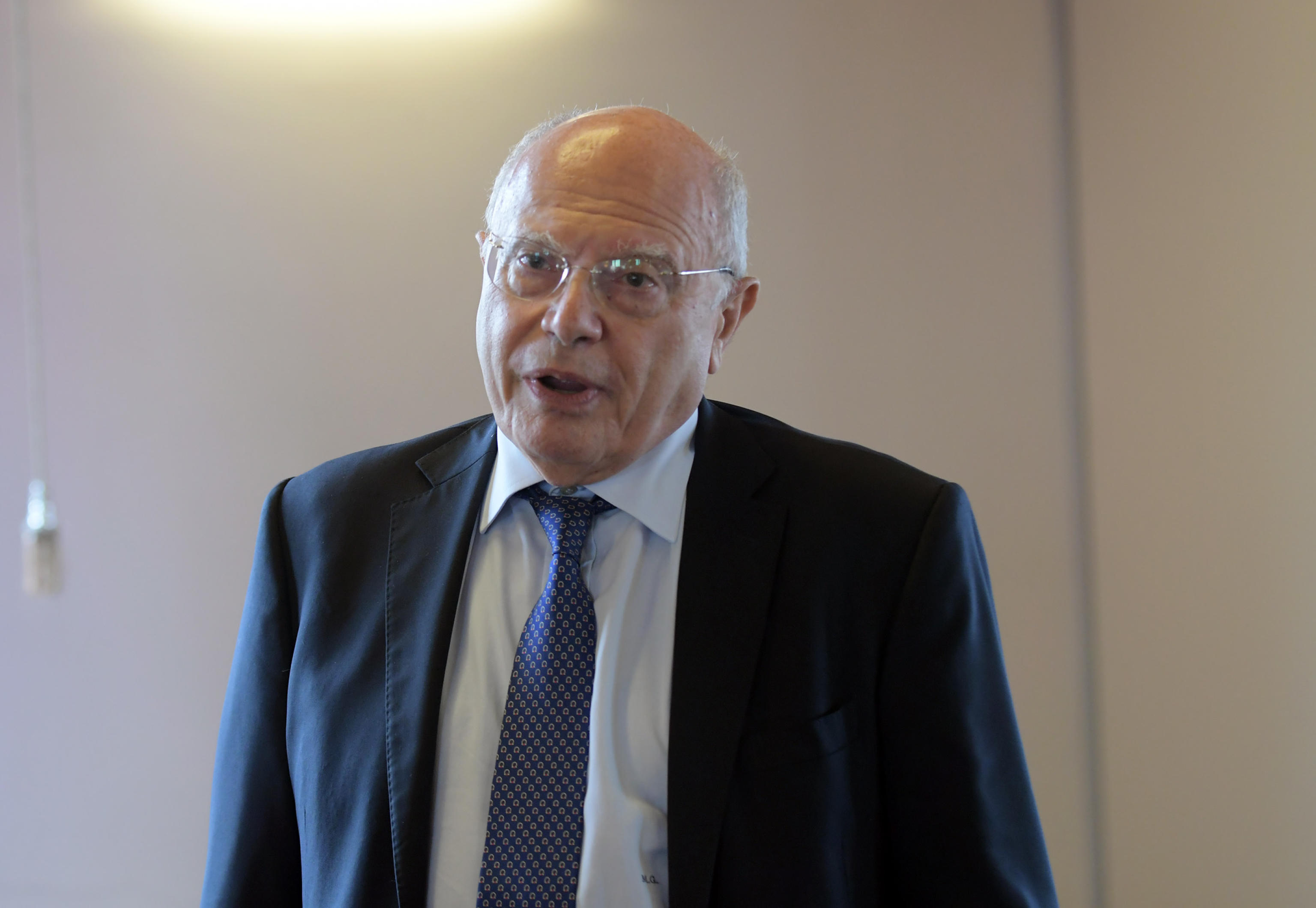 Galli a gamba tesa sull’addio alle mascherine: «Dibattito stupido e irresponsabile. Dovremo usarle ancora» Galli a gamba tesa sull’addio alle mascherine: «Dibattito stupido e irresponsabile. Dovremo usarle ancora»