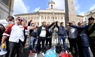 Street traders protest in Rome Street traders protest at Montecitorio Square front Italian Parlament in Rome, Italy, 06 April 2021. They ask to be allowed to reopen and obtain immediate economic hel?ps amid the third Covid-19 wave in Italy.
ANSA/ETTORE FERRARI