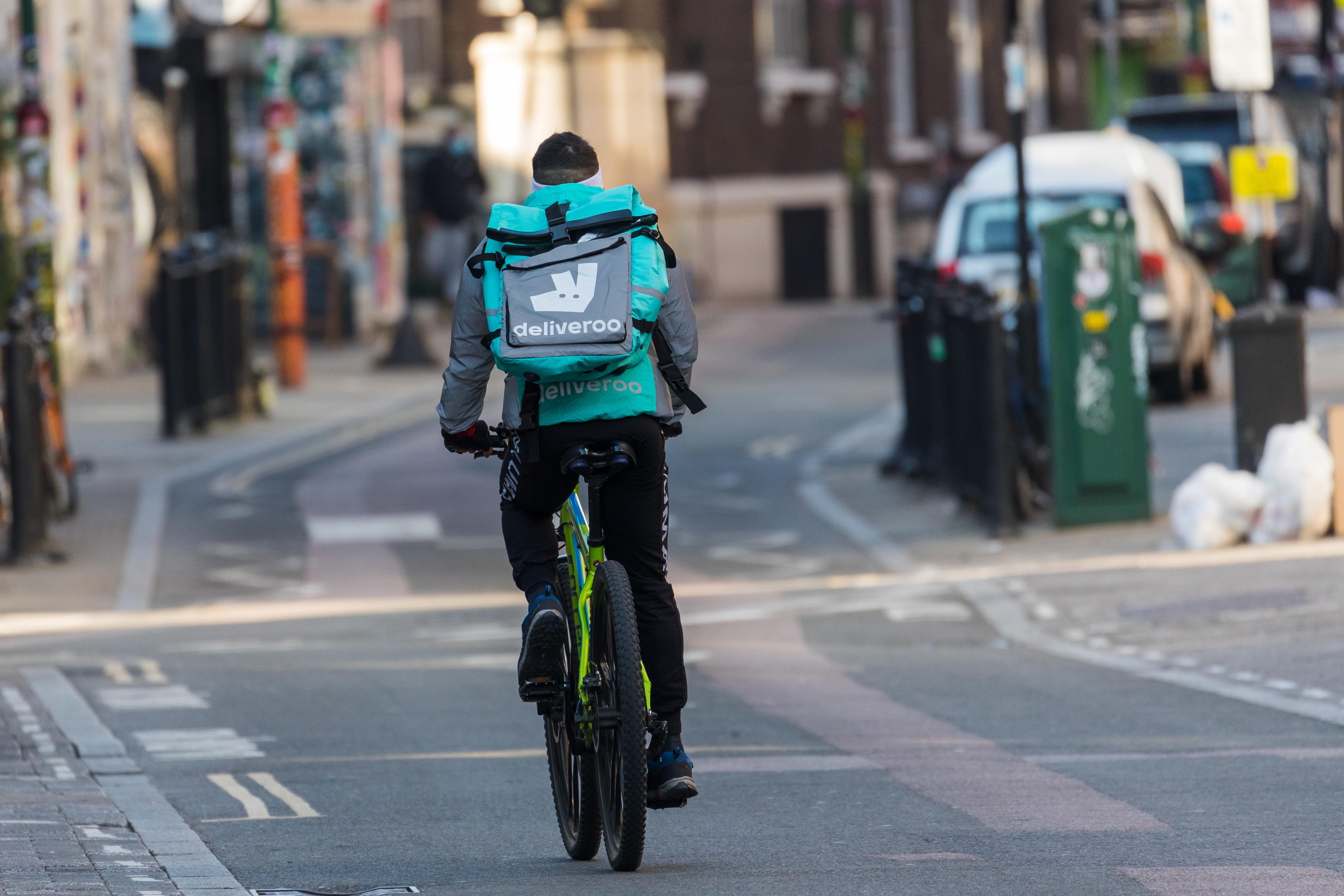 Deliveroo, multa per 2,5 milioni di euro: violati i dati di 8 mila rider. Il Garante della privacy: «Uso poco trasparente degli algoritmi» Deliveroo, multa per 2,5 milioni di euro: violati i dati di 8 mila rider. Il Garante della privacy: «Uso poco trasparente degli algoritmi»