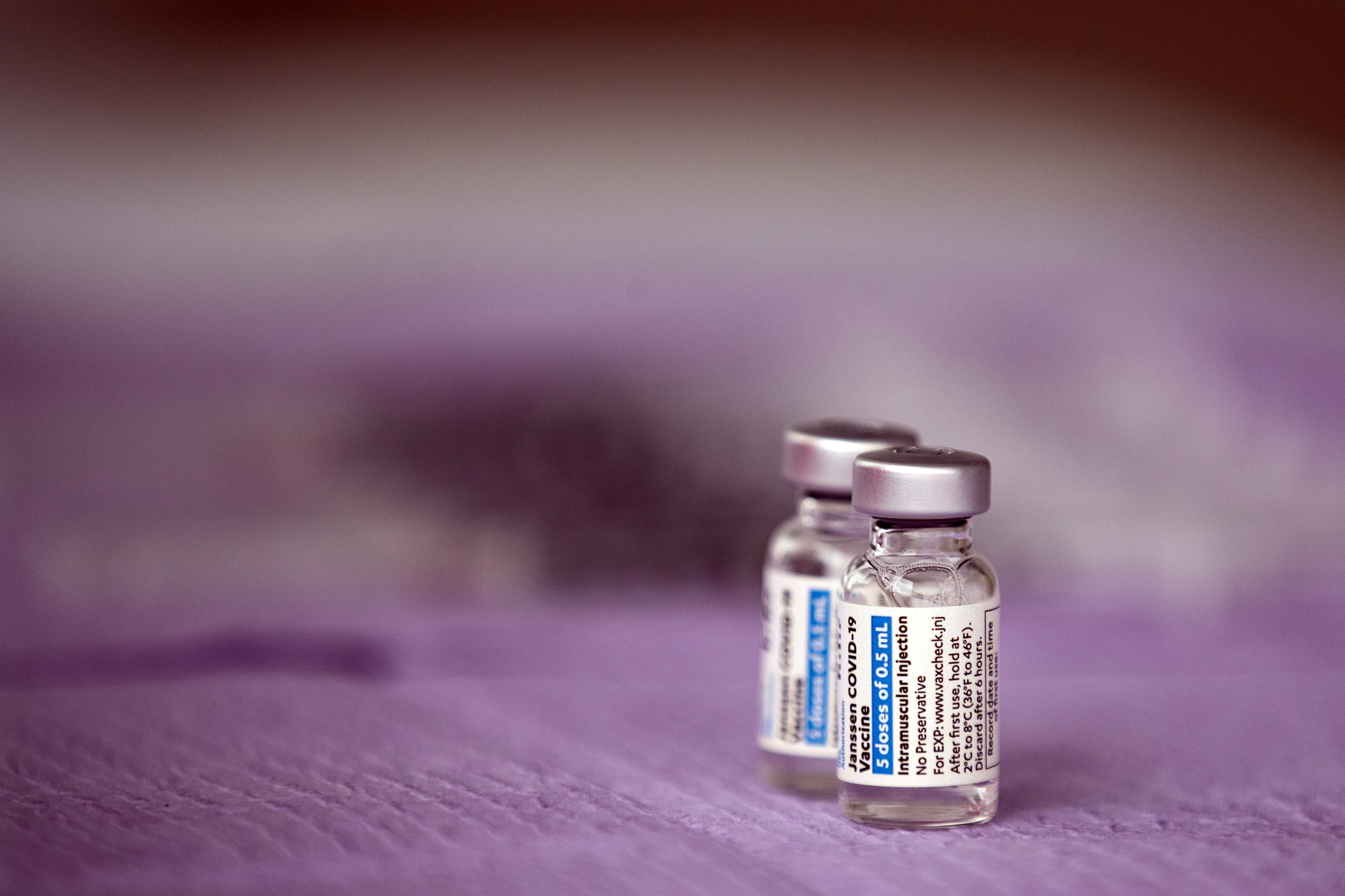 Dopo lo stop negli Usa, Johnson & Johnson annuncia ritardi in Europa. L’Aifa: «Probabili limitazioni al vaccino». A rischio il piano Figliuolo Dopo lo stop negli Usa, Johnson & Johnson annuncia ritardi in Europa. L’Aifa: «Probabili limitazioni al vaccino». A rischio il piano Figliuolo