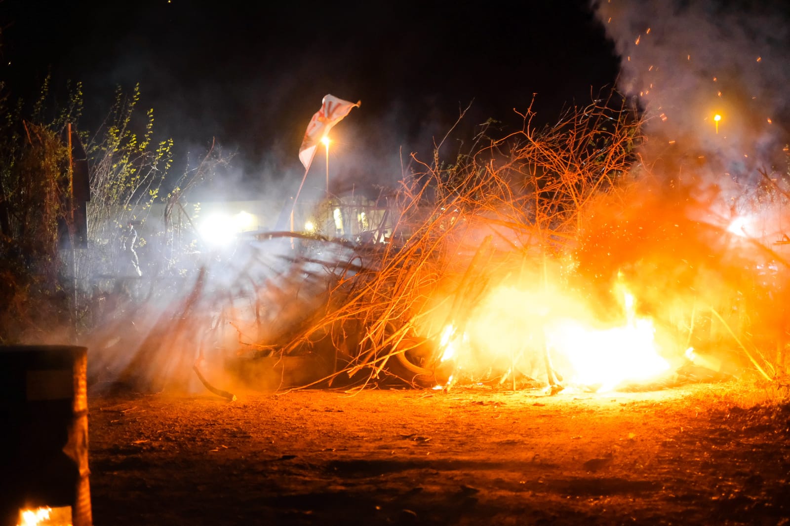 Scontri nella notte in Val Susa tra No Tav e polizia: barricate e petardi per fermare il cantiere del nuovo autoporto Scontri nella notte in Val Susa tra No Tav e polizia: barricate e petardi per fermare il cantiere del nuovo autoporto