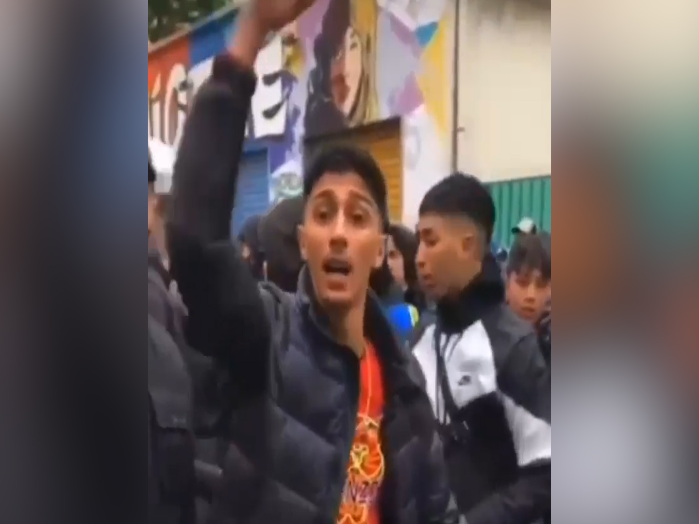 In 300 a Milano per il video del rapper Neima Ezza (ammassati e senza mascherina): sassaiola e scontri con la polizia – Il video In 300 a Milano per il video del rapper Neima Ezza (ammassati e senza mascherina): sassaiola e scontri con la polizia – Il video