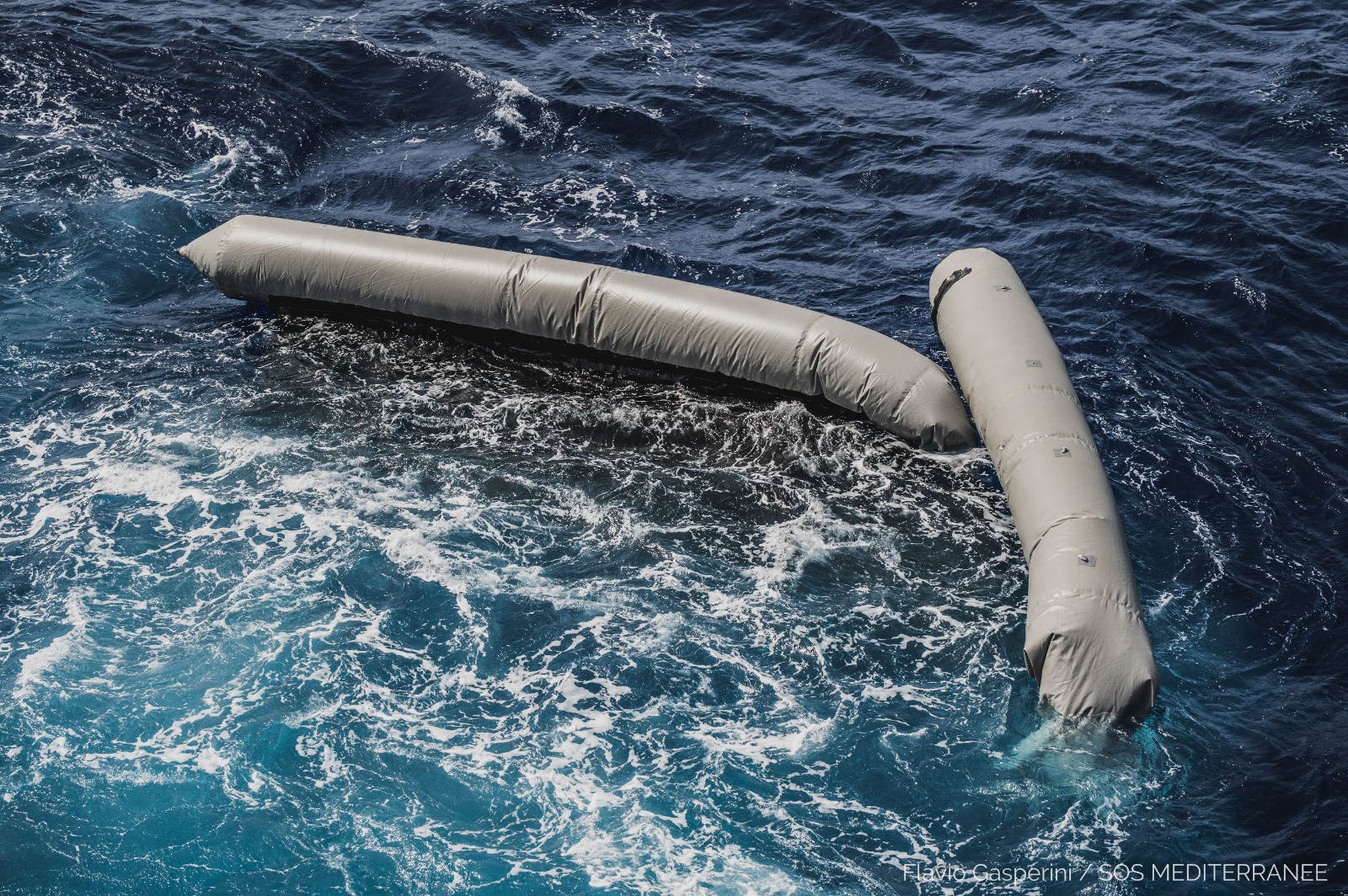 Migranti, naufragio al largo della Libia: si è ribaltato un gommone con 130 persone a bordo. Si contano già decine di vittime Migranti, naufragio al largo della Libia: si è ribaltato un gommone con 130 persone a bordo. Si contano già decine di vittime