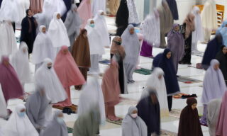 Evening prayers (Taraweeh) on the eve of Ramadan in Malaysia epa09130897 Malaysian muslims maintaining social distance and wearing protective face masks as they attend first Taraweeh prayers on the eve of Ramadan in Putrajaya, Malaysia, 12 April 2021. Fasting is seen as a way to physically and spiritually purify. Muslims often donate to charities during the month and feed the hungry. Many worshippers spend more time at mosques during Ramadan and use their downtime to recite the Quran. EPA/FAZRY ISMAIL