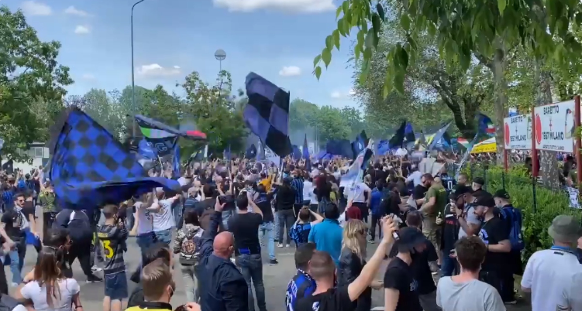 Inter, fuori da San Siro centinaia di tifosi pronti per la festa scudetto. Sala: «Mi auguro che tutto funzioni al meglio» – I video Inter, fuori da San Siro centinaia di tifosi pronti per la festa scudetto. Sala: «Mi auguro che tutto funzioni al meglio» – I video